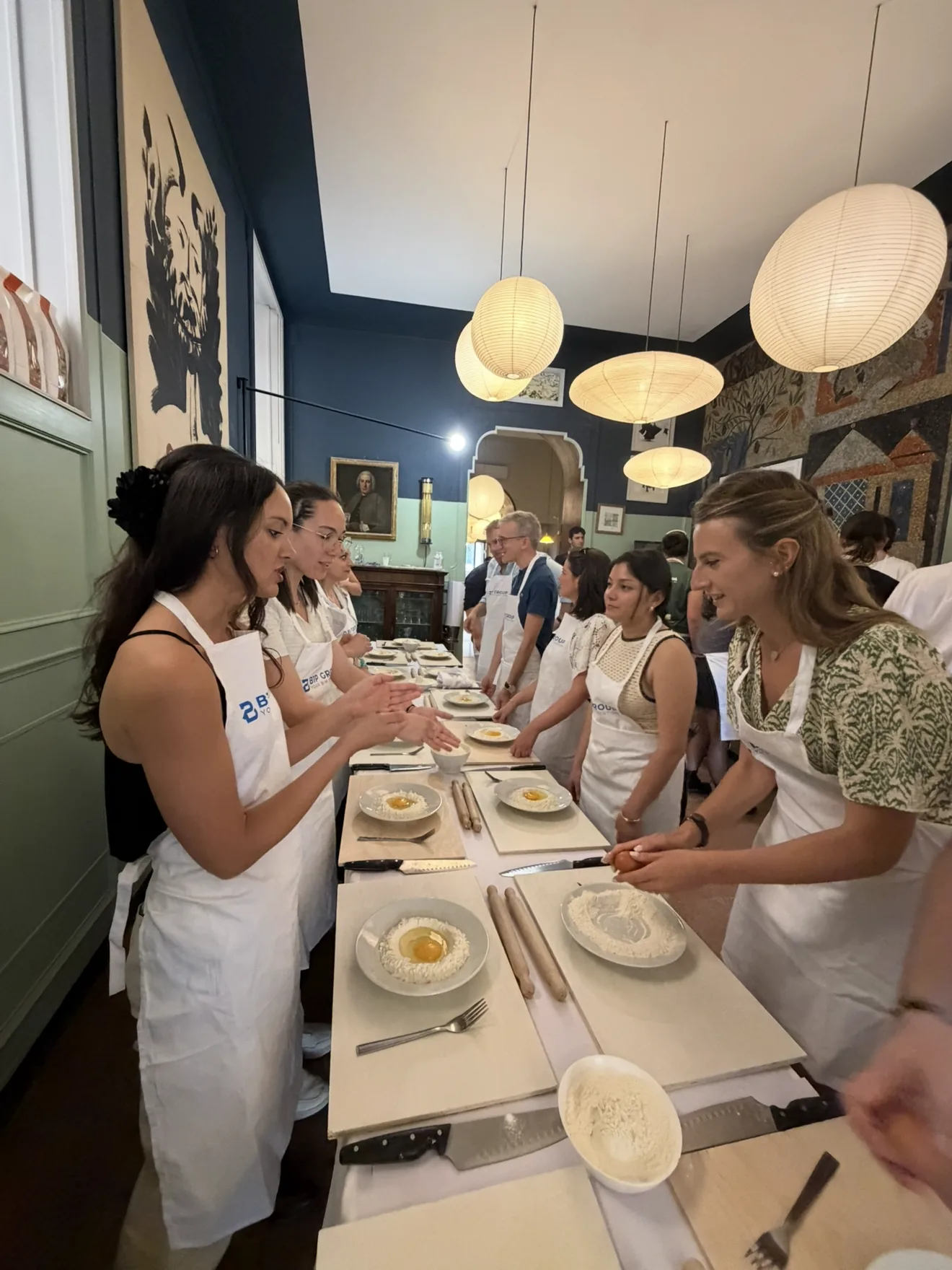 Il team ai tavoli della masterclass di pasta fresca